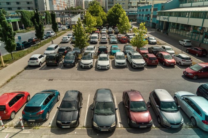 Ilustračný obrázok k článku Zmeny parkovania pri poliklinike: KARTY, ktoré využívali zamestnanci úradu ZRUŠIA