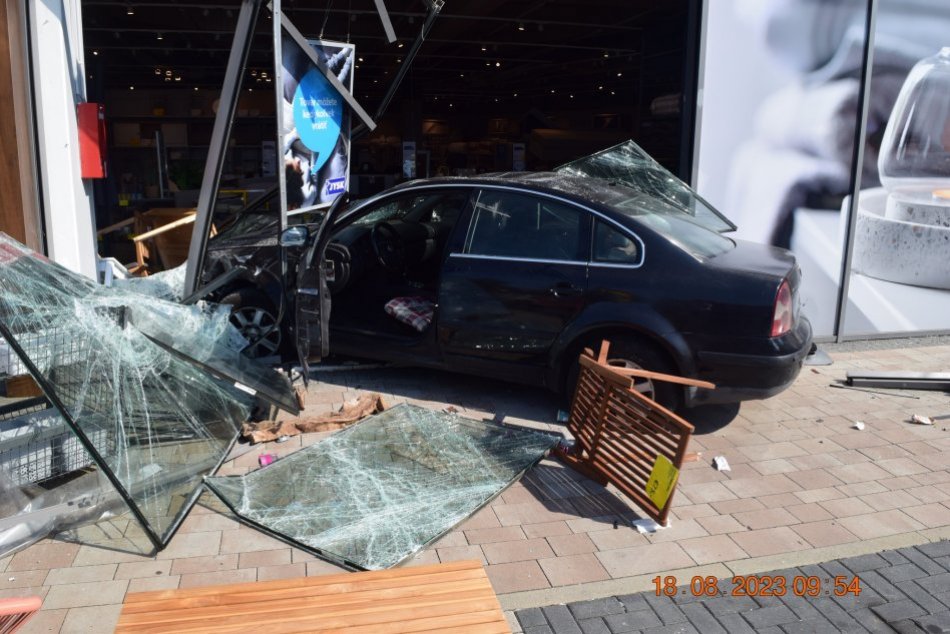 Ilustračný obrázok k článku Vodička to NAPÁLILA do predajne a ŤAŽKO zranila chodkyňu: Dôvod vás ŠOKUJE, FOTO