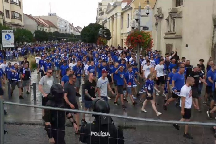 Ilustračný obrázok k článku Trnavou sa valili DAVY poľských futbalových fanúšikov: V pohotovosti boli aj ťažkoodenci
