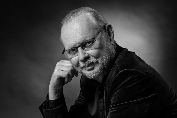 Ilustračný obrázok k článku Slovensko je v ŠOKU zo zdrvujúcej správy: Vo veku 68 rokov náhle ZOMREL Vašo Patejdl!