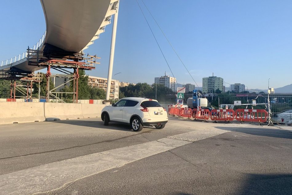 Ilustračný obrázok k článku Vodičom sa jazda Bystricou URÝCHLI: Výjazd na R1-tku opäť OTVORILI, FOTO