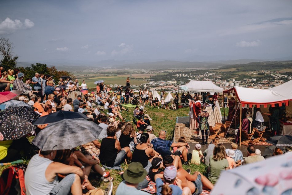 Ilustračný obrázok k článku Pustý hrad OŽIJE: Láka na koncerty, guláš aj UNIKÁTNY suvenír pre každého