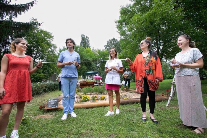 Ilustračný obrázok k článku Liečba prácou? Pacienti vybudovali v areáli košickej nemocnice parádnu komunitnú záhradu