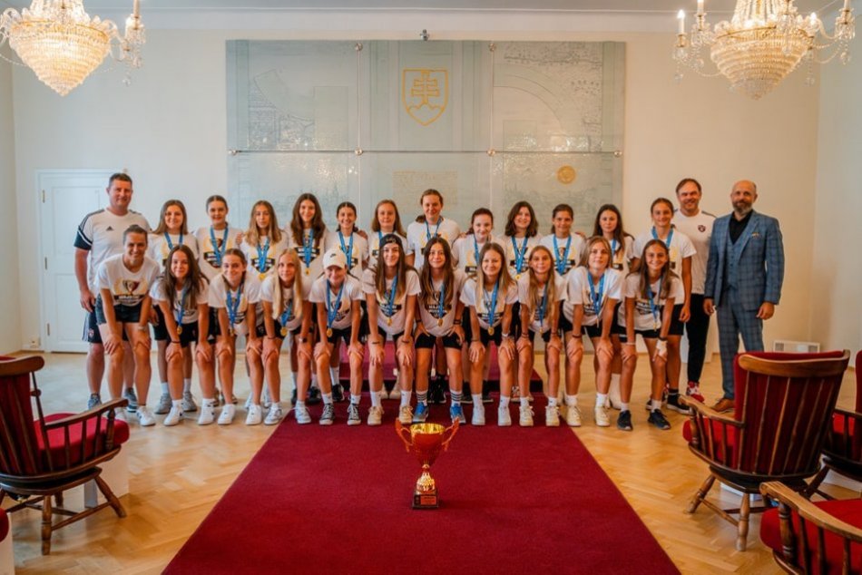 Ilustračný obrázok k článku Ocenili futbalistky Spartaka: Mladé Trnavčanky sú majsterkami Slovenska