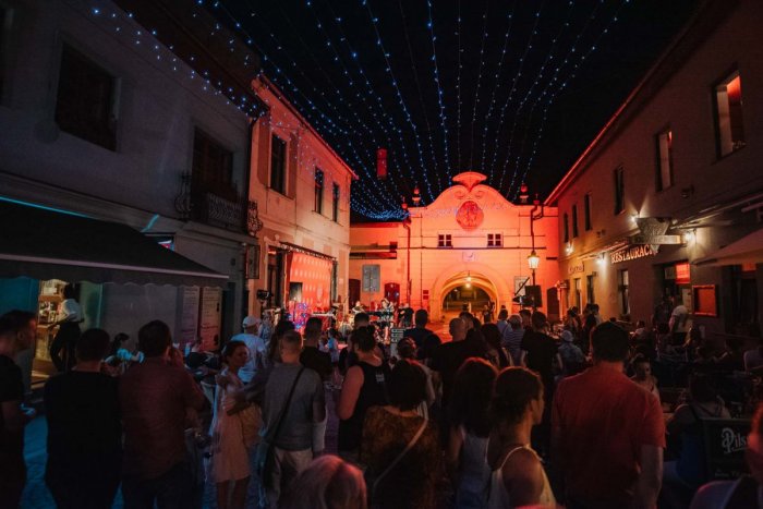 Ilustračný obrázok k článku Jahodová noc v Prešove sa blíži, uzavrie časť ulice. Sľubuje bohatý kultúrny a gastro zážitok!