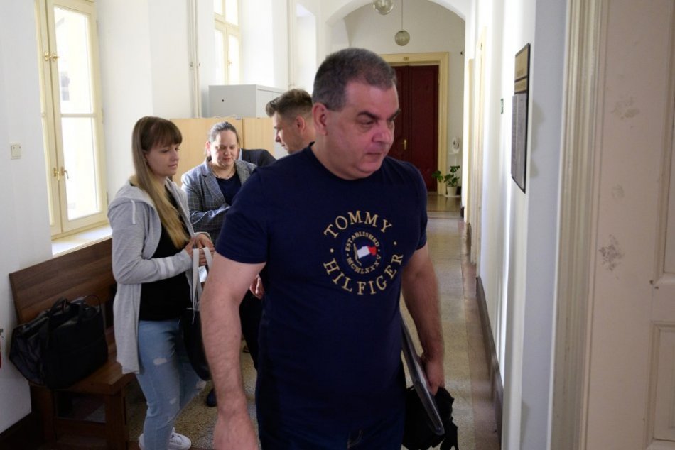 Ilustračný obrázok k článku ŠOK na súde v Nitre: Muž obžalovaný zo zneužívania dievčat môže ísť na DOVOLENKU