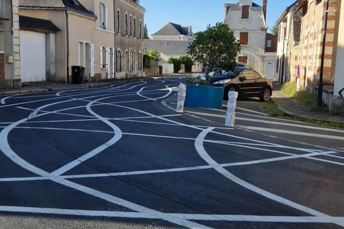 Ilustračný obrázok k článku Dedina sa rozhodla šialeným značením dezorientovať vodičov: Toto má zvýšiť bezpečnosť?!