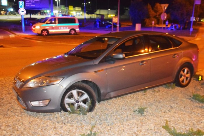 Ilustračný obrázok k článku Vodič unikal pred políciou, uviazol v strede kruhového objazdu! Dychovú skúšku odmietol