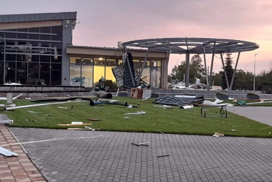 Ilustračný obrázok k článku SRDCERVÚCE zábery na kúpalisko v Podhájskej: TÚTO spúšť napáchalo zrejme TORNÁDO! FOTO