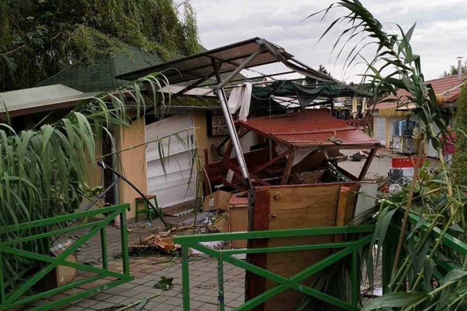 Ilustračný obrázok k článku Veterná SMRŠŤ nezničila iba kúpalisko: V Podhájskej a okolí hlásia škody za státisíce eur