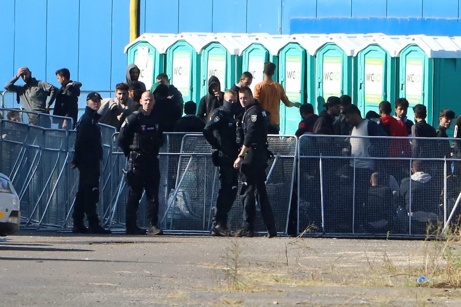 Ilustračný obrázok k článku V hale je vyše 700 NELEGÁLNYCH migrantov: Situácia sa ZHORŠUJE, začínajú sa búriť