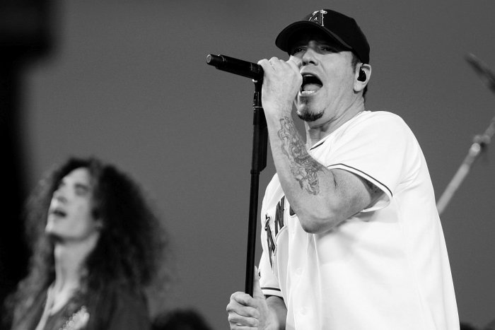 Ilustračný obrázok k článku Hudobný svet je v SLZÁCH: Zomrel spevák kapely, ktorej HITY pozná každý