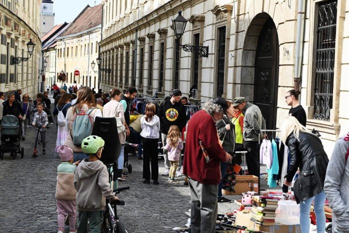 Ilustračný obrázok k článku Blíži sa septembrový Trnavský BLŠÁK: Za symbolické ceny kúpite oblečenie aj knihy