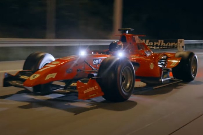 Ilustračný obrázok k článku Bezradná polícia hľadá svedkov: Prahou sa prehnali FORMULY! Miliardár vraj vie, čo je za tým