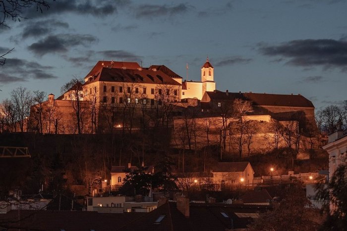 Ilustračný obrázok k článku Z rozlúčky so slobodou putoval rovno do VÄZENIA! Slovák ZHODIL z hradieb turistu