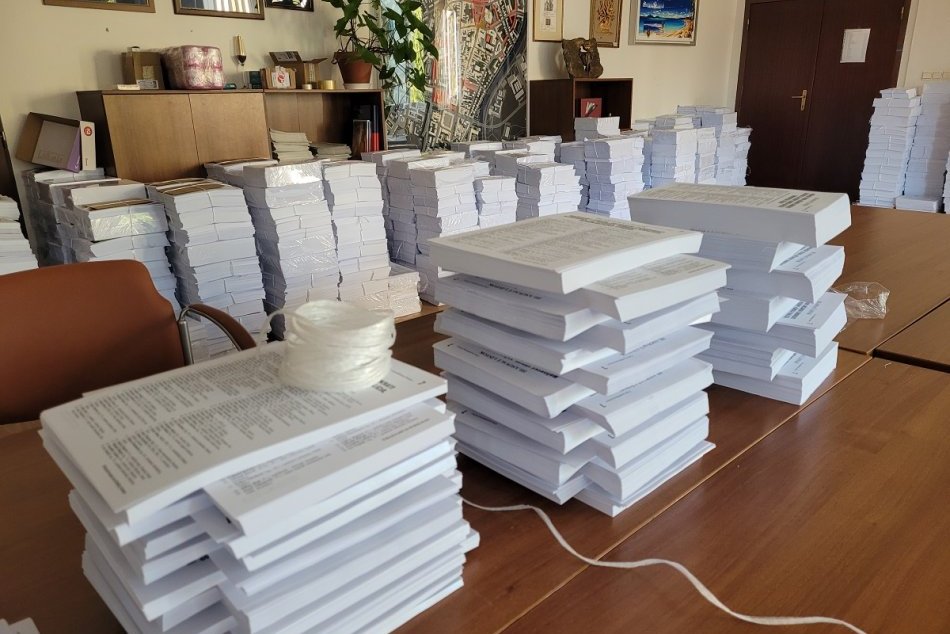 Ilustračný obrázok k článku Nitra sa pripravuje na predčasné VOĽBY: Úrad zavalilo 12 TON hlasovacích lístkov