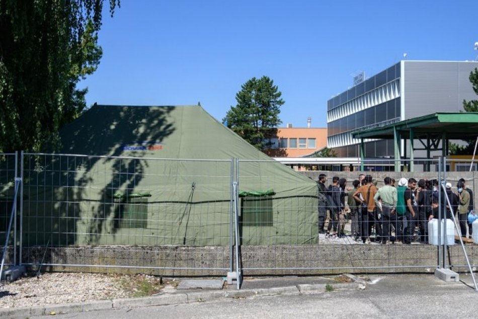 Ilustračný obrázok k článku Migrantov z centra mesta presunuli: Dočasné pracovisko zriadili v areáli hasičskej stanice