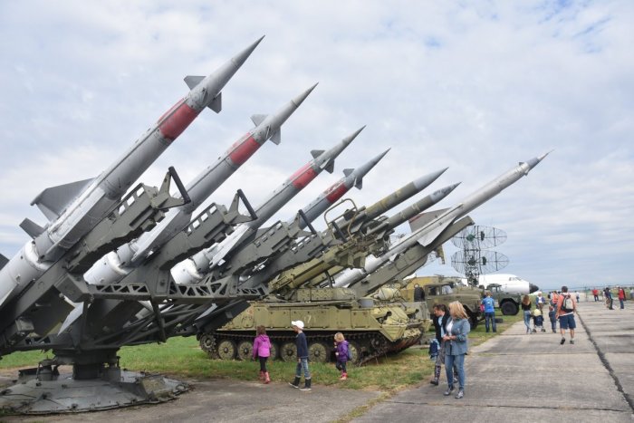 Ilustračný obrázok k článku Prelet leteckej techniky i zoskoky parašutistov: Blíži sa Deň ozbrojených zložiek s deťmi