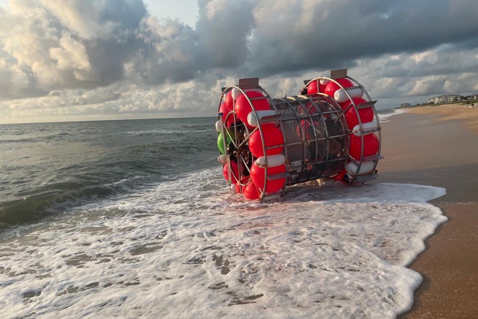 Ilustračný obrázok k článku Muž chcel prekonať Atlantik na špeciálnom kolese s balónmi. Ako ŠKREČOK mieril do Londýna
