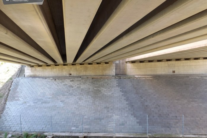 Ilustračný obrázok k článku Kuriozita z Popradu: Polícia rieši prípad betónových dlažieb, ZMIZLI spod diaľničného mosta