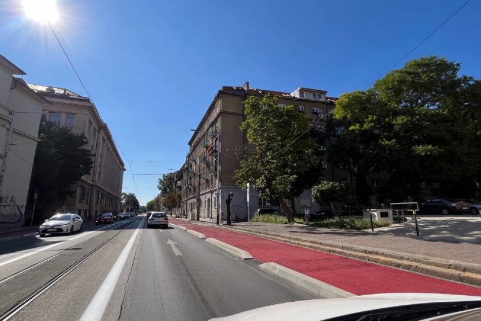 Ilustračný obrázok k článku CYKLOPRUHY v Bratislave: Vallo ich chváli, ľudia zúria, mesto je UPCHATÉ a prvá nehoda! FOTO