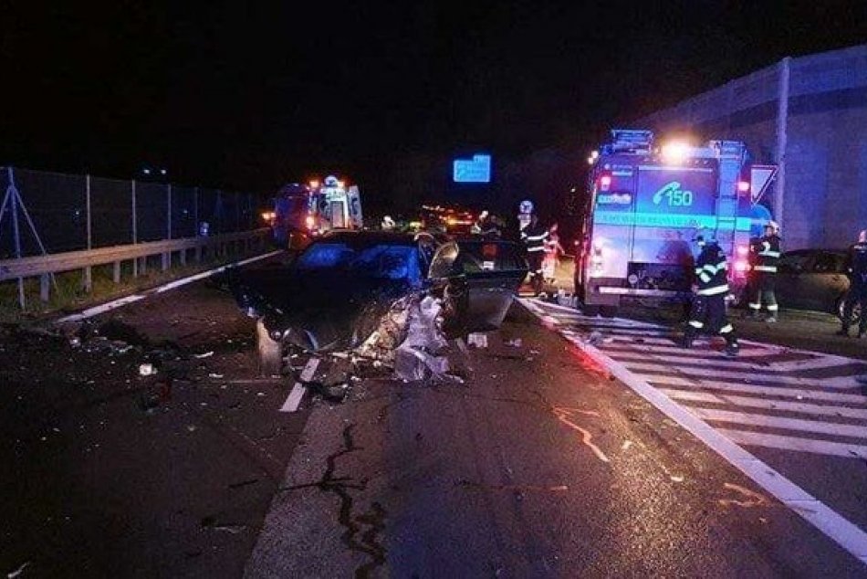 Ilustračný obrázok k článku Vážna nehoda na R1 OCHROMILA dopravu: Havarovala aj SANITKA