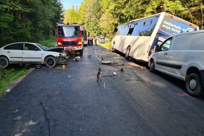 Ilustračný obrázok k článku Vážna dopravná nehoda na východe: Zrazili sa dve autá a AUTOBUS, hlásia zranených!