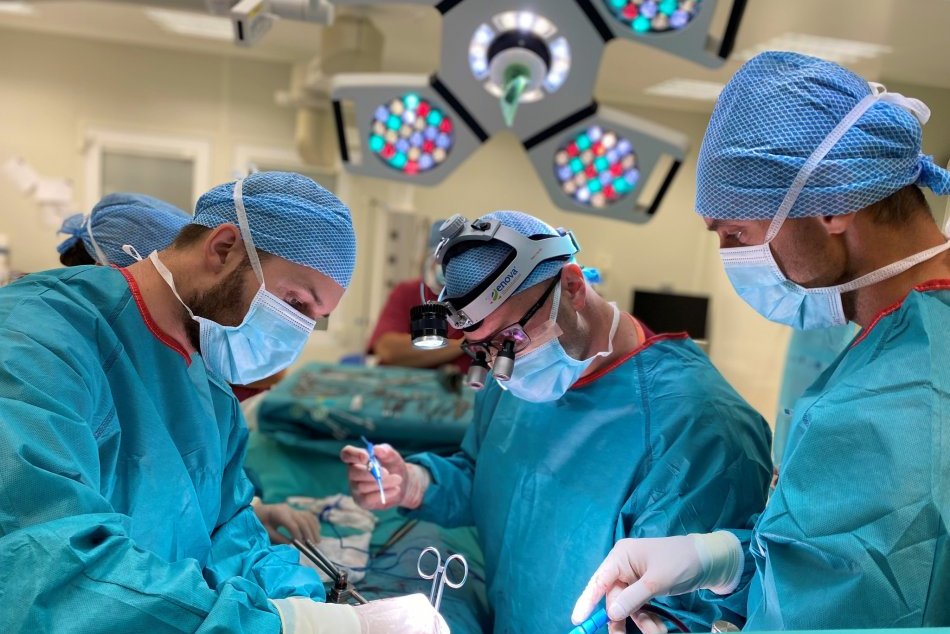 Ilustračný obrázok k článku Chirurgom sa podarila VÝNIMOČNÁ operácia: Vyoperovali nádor o veľkosti rugbyovej lopty, FOTO