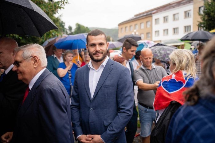 Ilustračný obrázok k článku Glück musí po rane do Matovičovej tváre znášať následky: Okamžite prišiel o FUNKCIU!