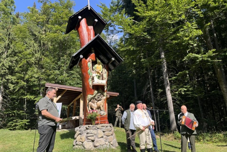 Ilustračný obrázok k článku V mestských lesoch pribudlo KRÁSNE dielo: Na MAGICKOM mieste postavili kaplnku, FOTO