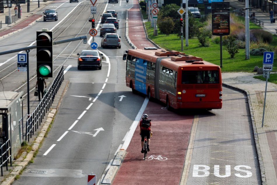 Ilustračný obrázok k článku Odborník si PODAL cyklopruhy: Sú aj LEPŠIE riešenia! Vallo to tak tragicky neberie, FOTO