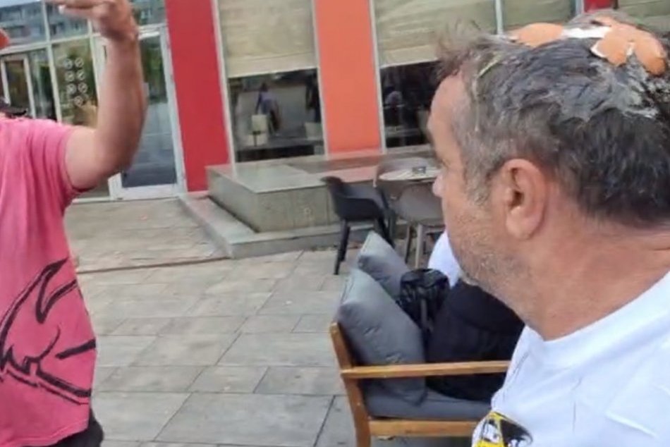 Ilustračný obrázok k článku Poslanca Pročka napadli v Lučenci: Do hlavy mu hodili VAJCIA, išiel na políciu, FOTO