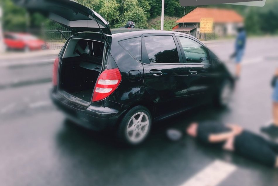 Ilustračný obrázok k článku Úspešná policajná AKCIA na strednom Slovensku: Predajcovia DROG skončili v putách, FOTO