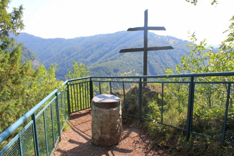 Ilustračný obrázok k článku TIP na VÝLET dva v jednom: Hneď pri ZNÁMEJ jaskyni je OČARUJÚCI výhľad, FOTO