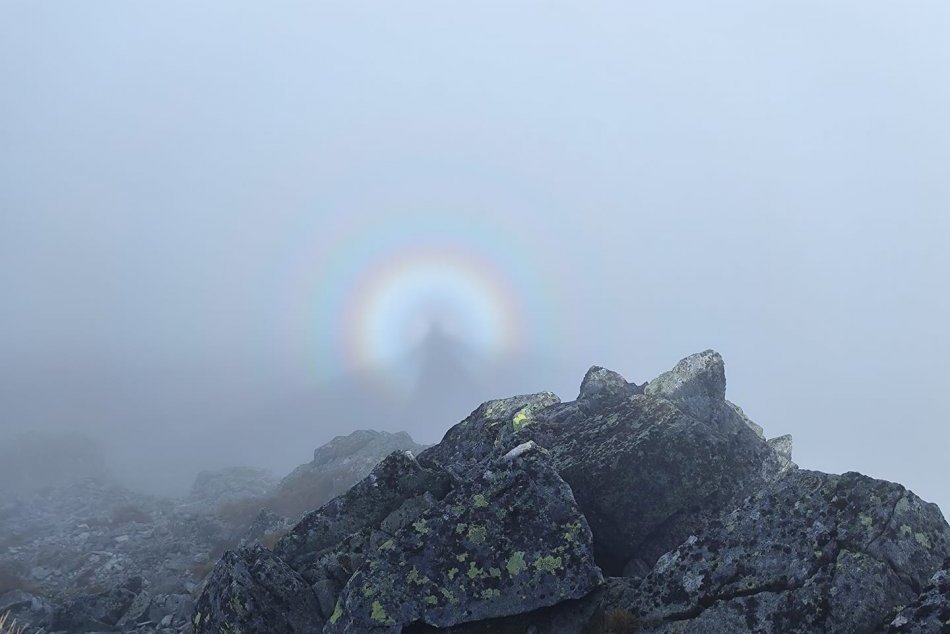 Ilustračný obrázok k článku Ľudia ju s úžasom fotili: Facebook zaplavili zábery farebnej svätožiary z Tatier, FOTO