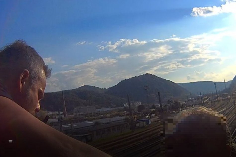 Ilustračný obrázok k článku HRDINSKÝ čin okoloidúcich a mestských policajtov: Žene zabránili skočiť z mosta, FOTO