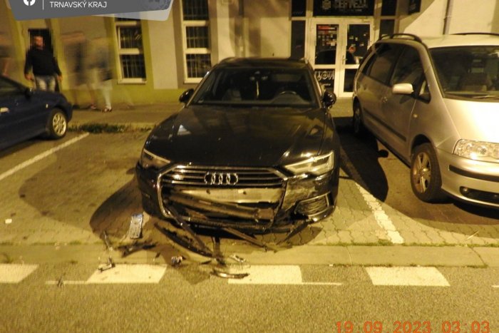 Ilustračný obrázok k článku Rušná noc na trnavskom sídlisku: Z auta za jazdy vyskočila mladá žena