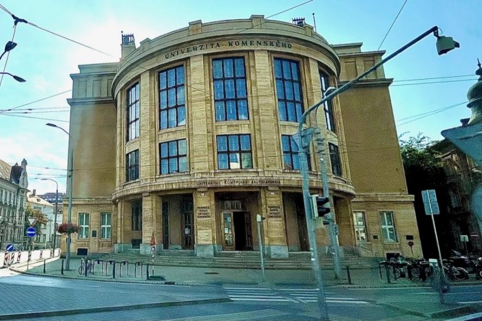 Ilustračný obrázok k článku Naša najlepšia vysoká škola STRÁCA v zahraničí kredit: V čom najviac ZAOSTÁVA?