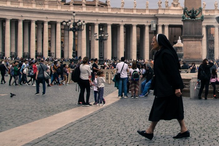 Ilustračný obrázok k článku SVET O SLOVENSKU: Vo Vatikáne zomrel Mirko. Volali ho bezdomovec bez TVÁRE, muž so závojom