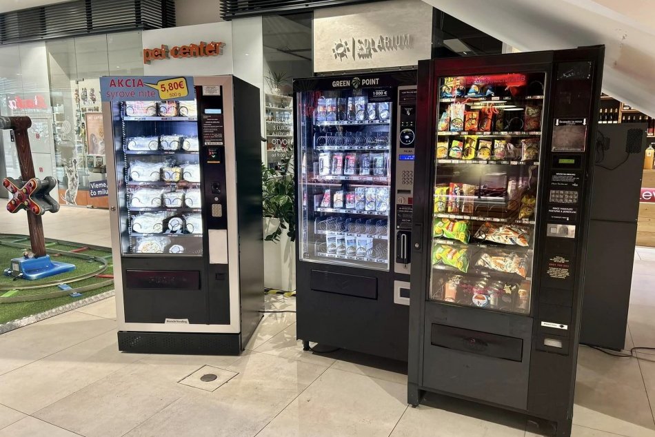 Ilustračný obrázok k článku Nosko VYZVAL rodičov na obozretnosť: V obchodných centrách pribudli automaty na HHC, FOTO