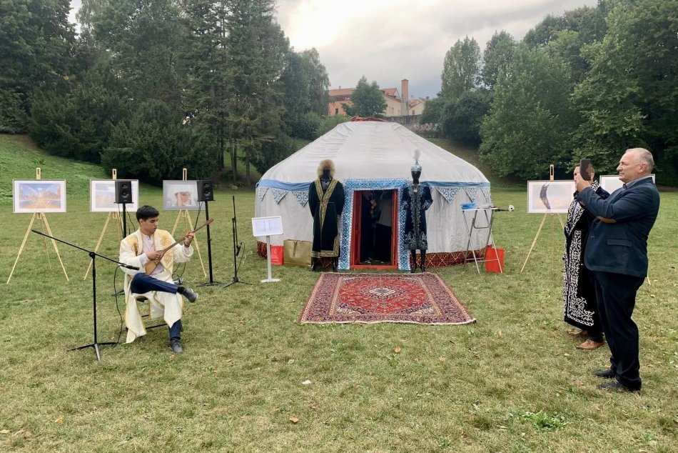 Ilustračný obrázok k článku Bystrický park zdobí nevšedná NOVINKA: Vyrástla tam tradičná kazašská jurta, FOTO