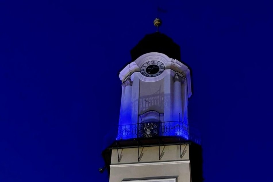 Ilustračný obrázok k článku Všimli ste si bystrické DOMINANTY vysvietené na modro? Mesto vysvetlilo DÔVOD