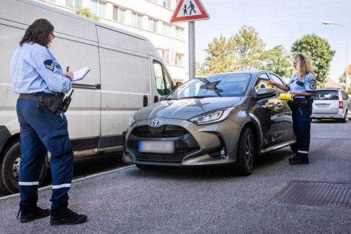 Ilustračný obrázok k článku Parkovanie áut na chodníkoch je ODDNES obmedzené! Na čo si dať pozor?