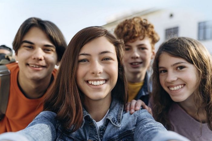 Ilustračný obrázok k článku Značka Head & Shoulders spúšťa spolu s OZ Psychin kampaň proti šikanovaniu #HoreHlavu