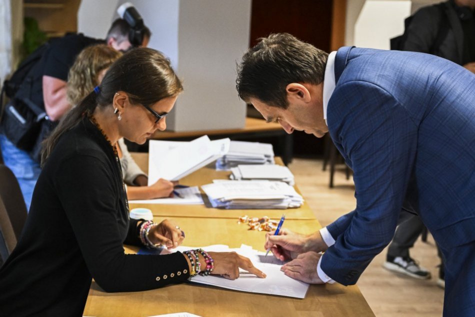 Ilustračný obrázok k článku Hlas prišiel odovzdať aj Ľudovít Ódor: TRAPAS pred volebnou miestnosťou!