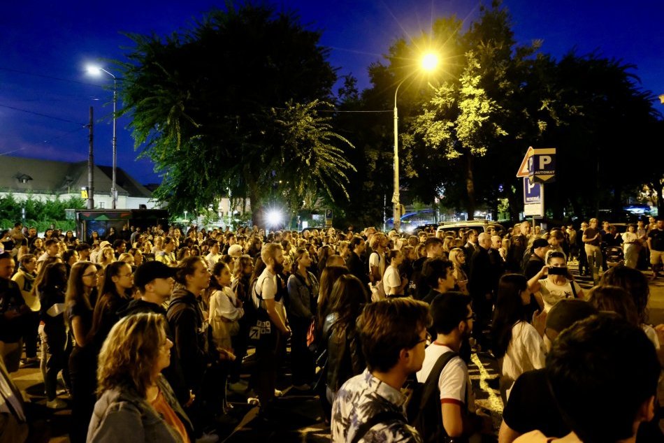 Ilustračný obrázok k článku Smútok a spomienky na obete tragédie zo Zochovej: Uctiť si ich prišiel Vallo aj Čaputová, FOTO