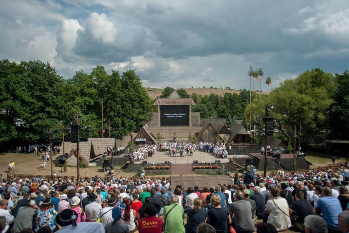 Ilustračný obrázok k článku Podpoľanie čaká ďalší deň veľkej PARÁDY: Vystúpia FOLKORISTI, ľudia sa odejú do KROJOV
