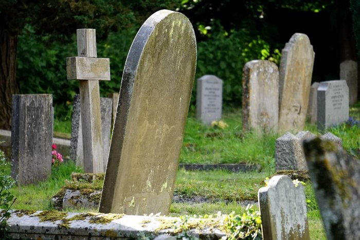 Ilustračný obrázok k článku KURIÓZNA krádež v Bratislave: Z cintorína niekto odniesol náhrobnú DOSKU