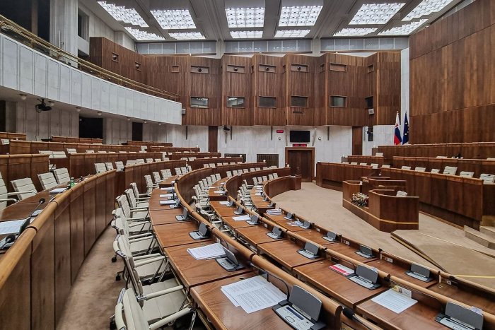 Ilustračný obrázok k článku Na TOTO všetko majú nárok: Poslanci môžu mať kanceláriu, asistenta a cezpoľní aj ubytovanie