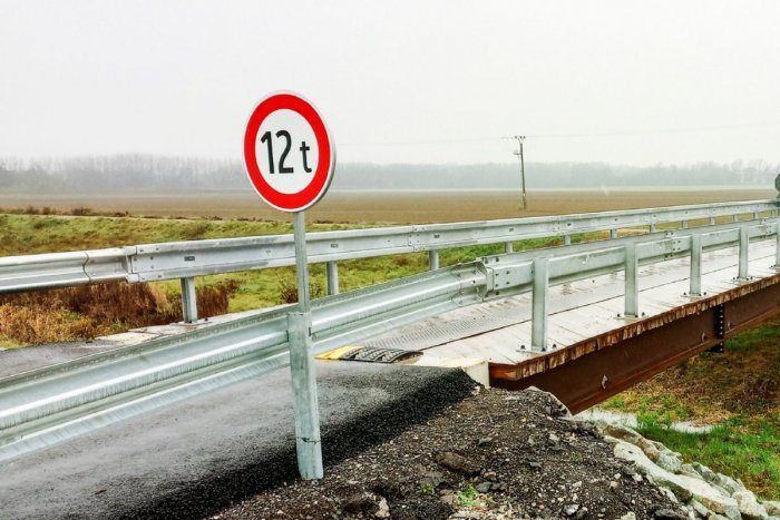 Ilustračný obrázok k článku Nerešpektujú značenie: Ťažké stroje poškodzujú dočasné premostenie za Šoporňou